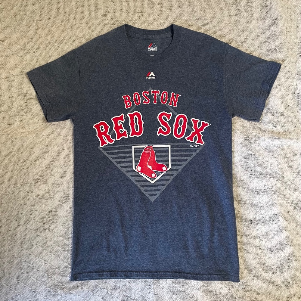 Small Majestic Boston Red Sox T-shirt. Gray. In great condition.